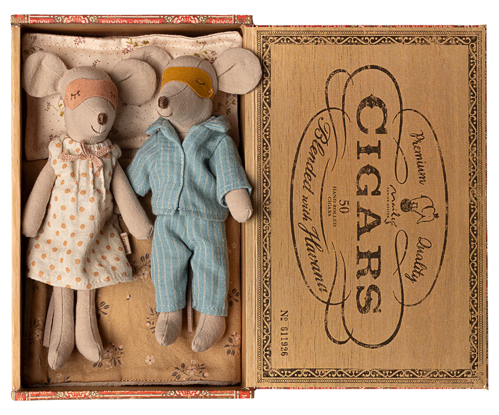 Mice in Cigar Box, Mum & Dad