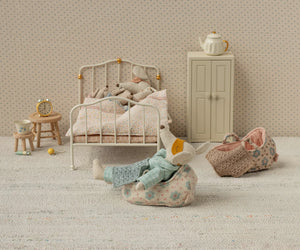 Carry Cot, Rose